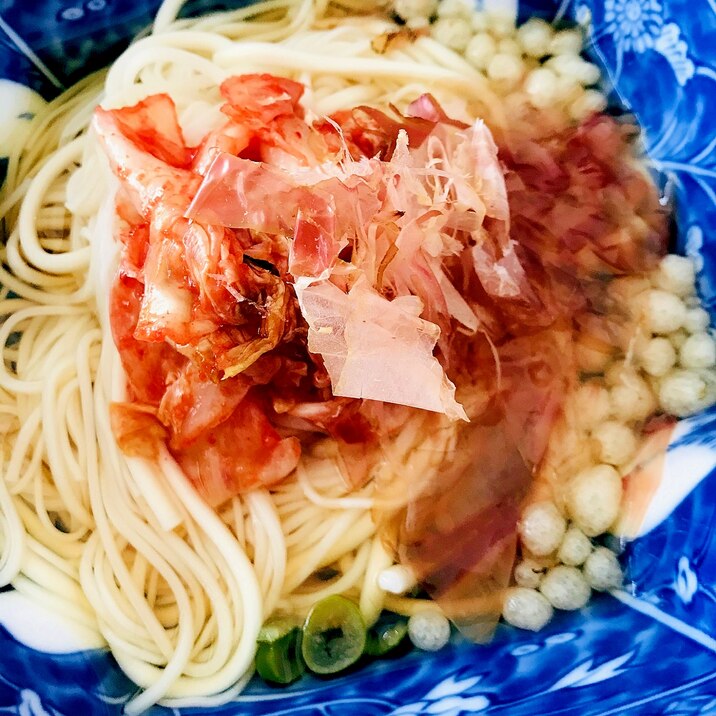 キムチと揚げ玉入り冷やし麺